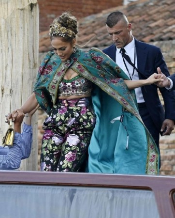 Cennifer Lopezin geyimi gündəm oldu - FOTOLAR